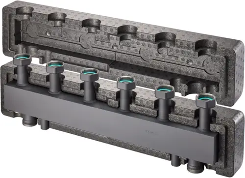 Hydraulische Kombinationseinheit von Oventrop, bestehend aus einem Verteiler mit Wärmedämmung und mehreren Anschlüssen für Heizkreise.